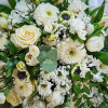 Tavaszi zsongás - Kerek csokor, fehér árnyalatú vegyes virágokból
